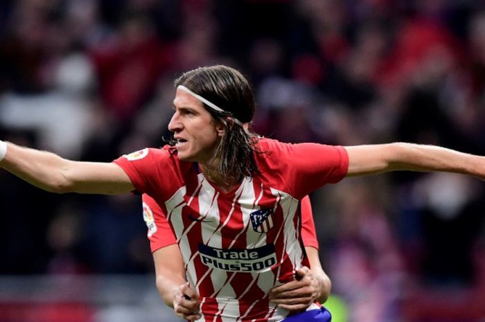 Filipe Luis merayakan gol Atletico Madrid ke gawang Real Sociedad pada partai lanjutan Liga Spanyol di Stadion Wanda Metropolitano, Sabtu (2/12/2017) malam WIB.