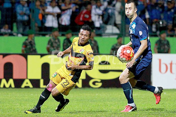 Aksi gelandang Mitra Kukar, Hendra Bayauw (kiri), saat tampil melawan Arema Cronus dalam laga home kedua putaran kedua Torabika Soccer Championship 2016 di Stadion Gajayana Malang, Jawa Timur, (30/09/2016).