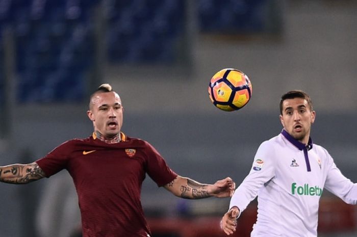 Aksi gelandang Fiorentina, Matias Vecino (kanan), berduel dengan pemain AS Roma, Radja Nainggolan, dalam partai Liga Italia di Stadion Olimpico, 7 Februari 2017.