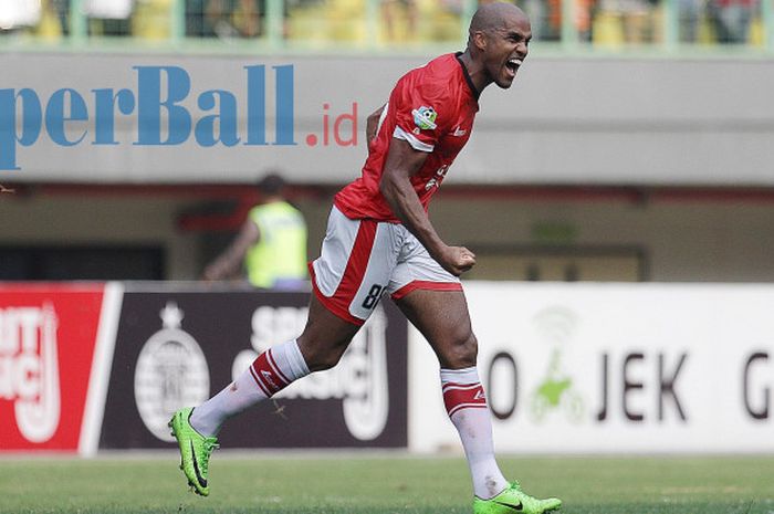 Pemain Persija Jakarta Reinaldo Elias da Costa merayakan golnya ke gawang Persiba Balikpapan pada laga pekan ke-19 Liga 1 di Stadion Patriot, Bekasi, Sabtu (13/8/2017).