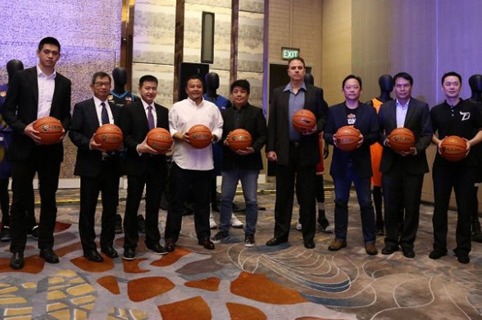 Managing Partner CLS Knights Surabaya Christopher Tanuwidjaja (ketiga dari kiri) bersama perwakilan klub ABL 2017-2018.