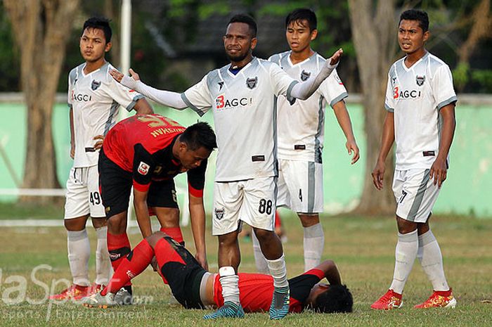 Gelandang Madura FC, Okto Maniani, saat tampil melawan PS Mojokerto Putra dalam laga babak 16 besar pertama Grup D Liga 2 di Lapangan Kodikal Bumimoro Surabaya, Jawa Timur, Sabtu (23/09/2017) sore.