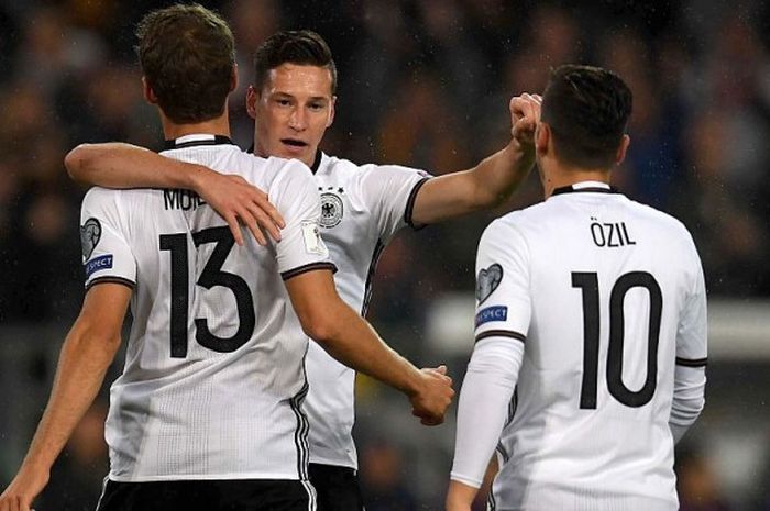 Julian Draxler (tengah) merayakan golnya untuk Jerman bersama Mesut Oezil (kanan) dan Thomas Mueller dalam laga Kualifikasi Piala Dunia 2018 lawan Irlandia Utara di HDI Arena, Hannover, Jerman, 11 Oktober 2016.