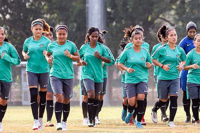 Timnas Sepak Bola Putri melakukan latihan di Lapangan Baseball Jakabaring Sport City pada Selasa (14/8) sore.