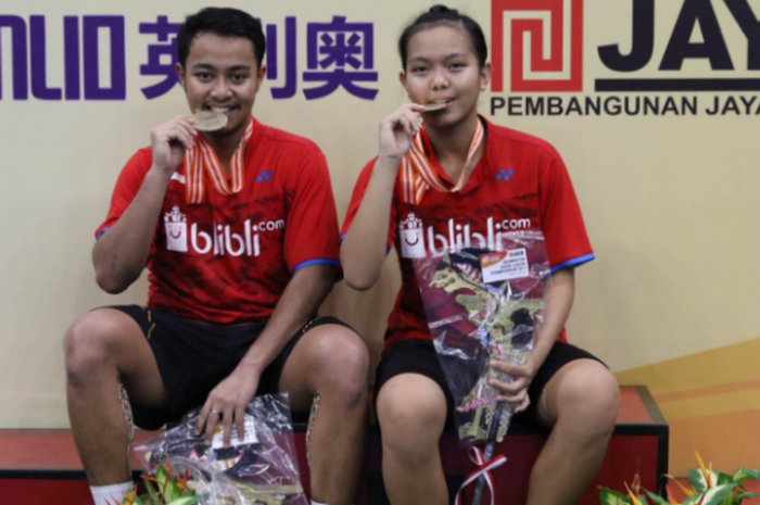 Aksi gigit medali Rehan/Fadia usai meraih medali emas di Asia Junior Championship 2017, Minggu (30/7/2017).