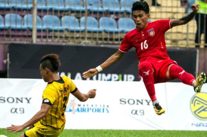 Aksi pemain Myanmar, Shwe Ko (kanan), saat dicoba untuk dihadang oleh pemain Brunei Darussalam, Suhaimi Anak Sulau (kiri), dalam laga kedua tim pada Grup A SEA Games 2017 di Stadion Shah Alam, Selangor, Jumat (18/8/2017).