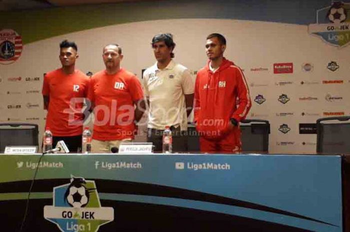  Pelatih Persija Jakarta, Stefano Cugurra, bersama dengan Rezaldi Hehanussa dan pelatih Borneo FC, Dejan Antonic, bersama dengan Lerby Eliandri di SUGBK, Jumat (13/4/2018) 