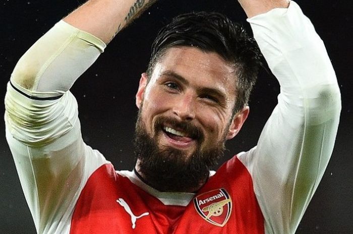 Striker Arsenal, Olivier Giroud, memberikan aplaus kepada para suporter pada laga Premier League kontra Crystal Palace, di Stadion Etihad, Minggu (1/1/2017). 