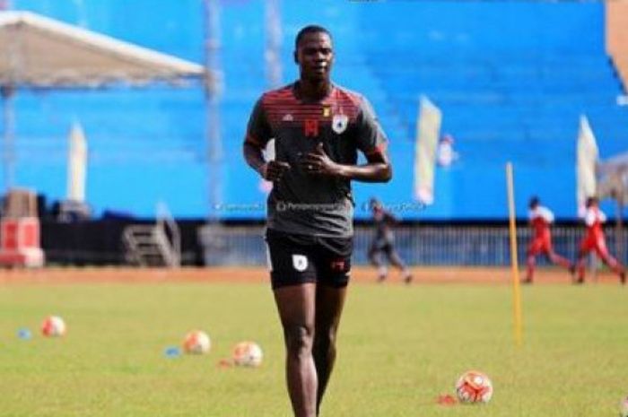 Pape Abdoulaye Ndaw berkostum Persipura Jayapura