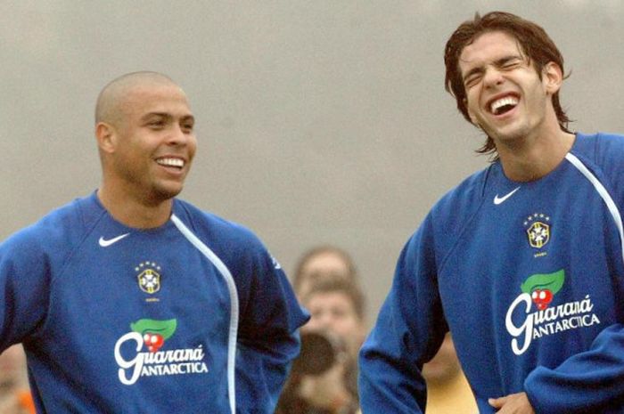 Pemain Brasil, Ronaldo (kiri) dan Ricardo Kaka, tertawa dalam sesi latihan di Granja Comary, Teresopolis, Brasil, pada 31 Mei 2004.