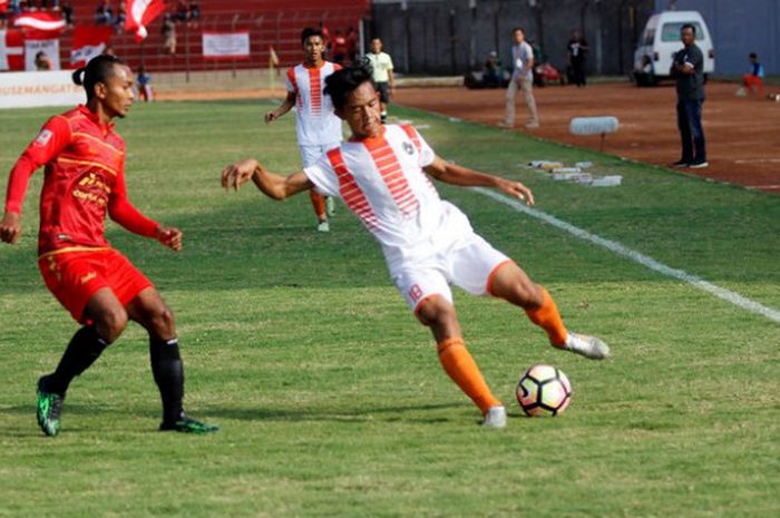 Penyerang Sragen United, Muhammad Rasul (kanan) melindungi bola dari pemain Persiba Bantul pada laga Grup 4 Liga 2 musim 2017 di Stadion Sultan Agung, Kabupaten Bantul.