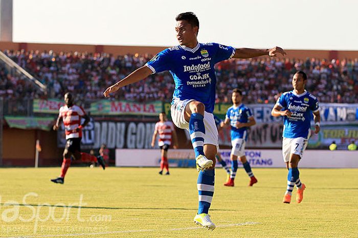 Gelandang Persib Bandung, Dedi Kusnandar, saat tampil melawan Madura United pada pekan ketujuh Liga 1 2018 di Stadion Gelora Ratu Pamellingan Pamekasan, Jawa Timur, Jumat (04/05/2018) sore.