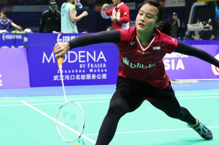 Pebulu tangkis tunggal putri nasional Indonesia, Hanna Ramadini, mengembalikan kok dari sang lawan, Lee Jang-mi (Korea Selatan), pada laga babak kesatu Kejuaraan Asia 2018 yang berlangsung di Wuhan Sports Center, Wuhan, China, Rabu (25/4/2018).