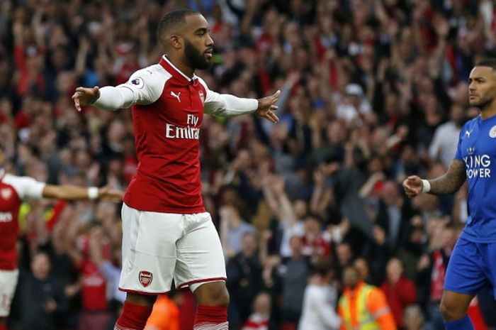 Striker Arsenal, Alexandre Lacazette, merayakan gol yang dia cetak ke gawang Leicester City dalam laga Liga Inggris di Stadion Emirates, London, pada 11 Agustus 2017.