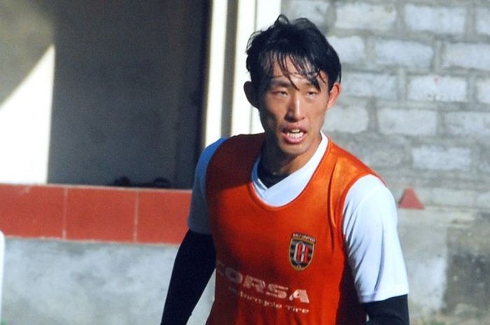  Bek asal Korea Selatan, Ahn Byung-keon, saat berlatih bersama Bali United. 