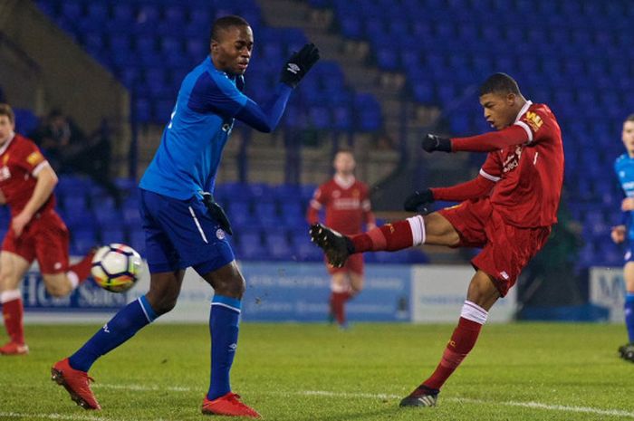 Striker Liverpool U-23, Rhian Brewster, melepaskan tendangan dalam laga Premier League International Cup kontra PSV Eindhoven U-23 di Stadion Prenton Park, Merseyside, Inggris, pada 19 Desember 2017.