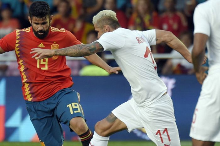 Aksi striker tim nasional Spanyol, Diego Costa (kiri), saat berduel dengan gelandang Swiss, Valon Berhami, dalam laga uji coba di Estadio de la Ceramica, Villarreal, Spanyol, pada Minggu (3/6/2018). 