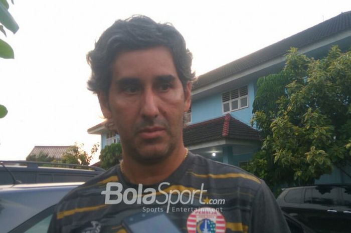 Pelatih Persija Jakarta, Stefano Cugurra menjawab pertanyaan wartawan setelah memimpin latihan di Lapangan Sutasoma, Halim Perdanakusuma, Jakarta Timur, Rabu (11/4/2018).