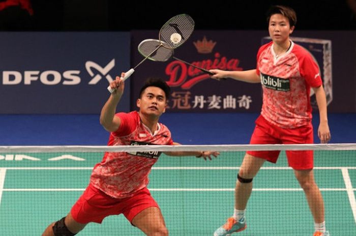 Pasangan ganda campuran Indonesia, Tontowi Ahmad/Liliyana Natsir, mengembalikan kok ke arah Anton Kaisti/Jenny Nystrom (Finlandia) pada babak pertama Denmark Terbuka yang berlangsung di Odense Sports Park, Selasa (17/10/2017).