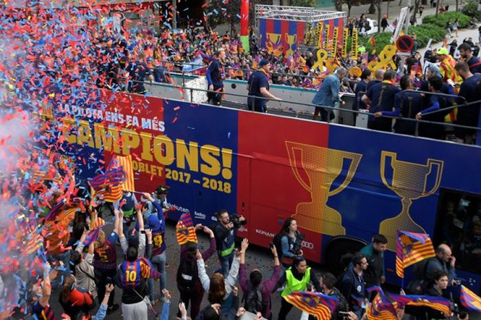  Para pemain dan staf FC Barcelona melakukan parade menggunakan bus beratap terbuka untuk merayakan gelar Liga Spanyol ke-25 di Barcelona, Spanyol pada 30 April 2018. 