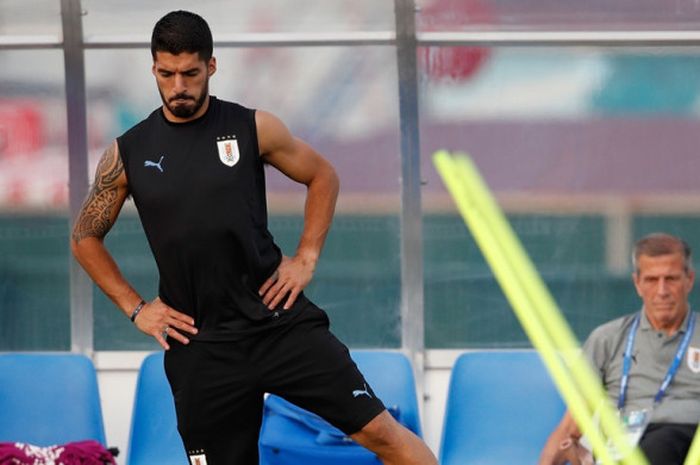 Pelatih Uruguay, Oscar Tabarez (kanan), memantau pemanasan yang dilakukan Luis Suarez dalam sesi latihan di Park Arena, Sochi, Rusia pada 29 Juni 2018.