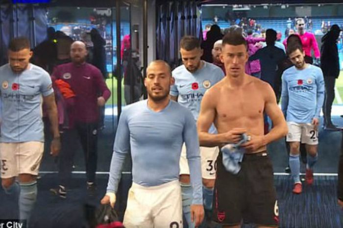 David Silva dan Laurent Koscielny dalam laga Macnhester City kontra Arsenal di Etihad Stadium, Minggu (5/11/2017)