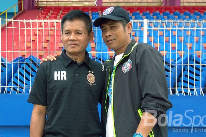 Pelatih Sriwijaya FC Hartono Ruslan dan Joko Susilo saat bertemu di Stadion Bumi Sriwijaya,  Palembang.