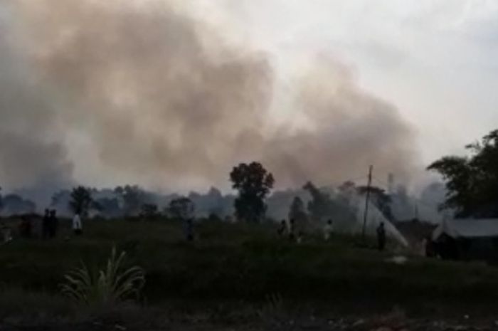 Kebakaran lahan terjadi di area Jakabaring Sport City, Palembang, Sumatra Selatan, pada Selasa (21/8/2018).