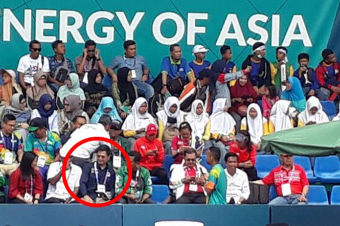 Tommy Kurniawan (lingkaran merah) di tribun barat Tennis Court Jakabaring untuk menyaksikan final tunggal putra soft tennis pada Rabu (29/8/2018).