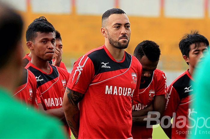 Penyerang asal Brasil, Marcel Sacramento, saat mengikuti latihan perdana Madura United di Stadion Gelora Bangkalan, Jawa Timur, Minggu (17/12/2107) sore.