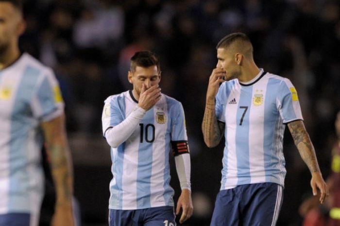 Reaksi penyerang timnas Argentina, Mauro Icardi (kanan) dan Lionel Messi, saat meninggalkan lapangan pada jeda antarbabak laga Kualifikasi Piala Dunia 2018 melawan Venezuela di Buenos Aires, 5 September 2017.