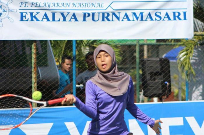 Sekar Vinda Khairunnisa sedang menangkis bola serangan pada babak semi final Kejurnas Tenis Junior Detec Open 2018, Kamis (28/6/2018).