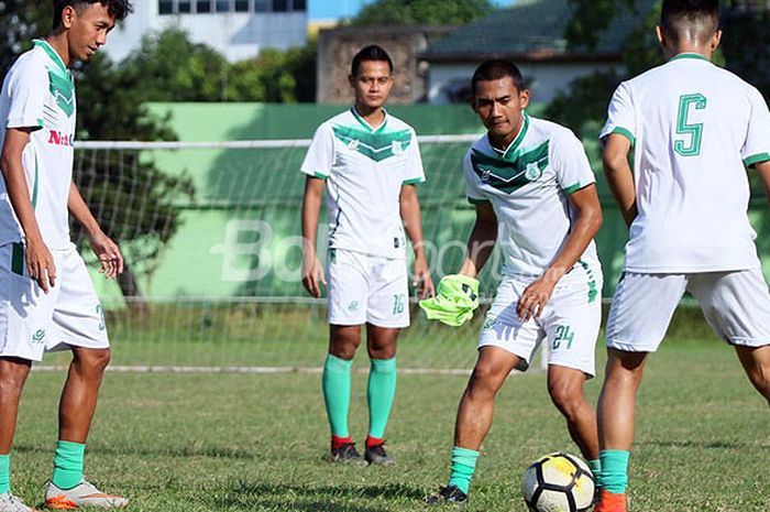 Legimin Rahardjo dkk saat latihan Kamis (4/7/2018) sore di Stadion Kebun Bunga.