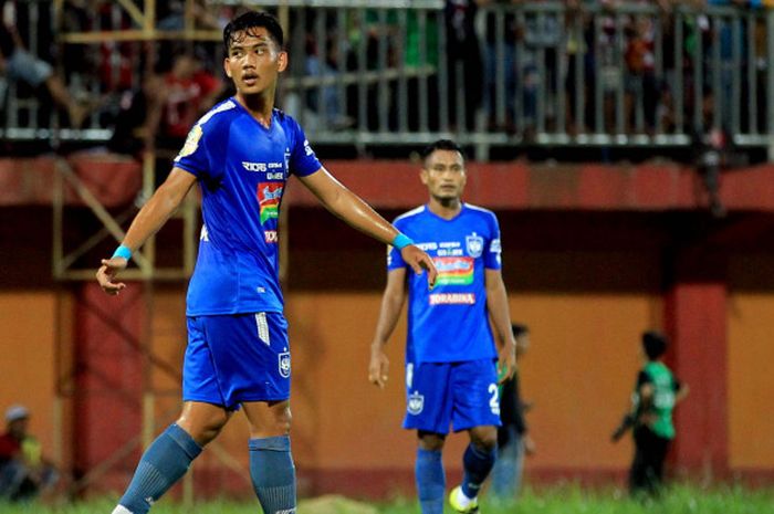 Pemain PSIS Semarang, Tegar Infantrie, saat menghadapi Madura United dalam laga uji coba.