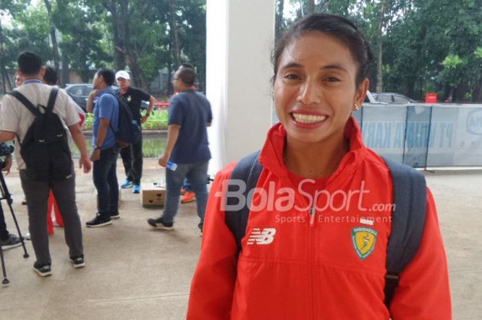 Atlet lompat jauh Indonesia, Maria Natalia Londa, berpose seusai menjalani sesi latihan di Stadion Madya, Jakarta, Rabu (28/3/2018).