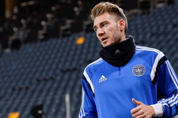 Nicklas Bendtner saat menjalani pemanasan menjelang duel play-off Piala Eropa 2016 antara timnas Denmark dan Swedia di Friends Arena, Solna, 13 November 2015.