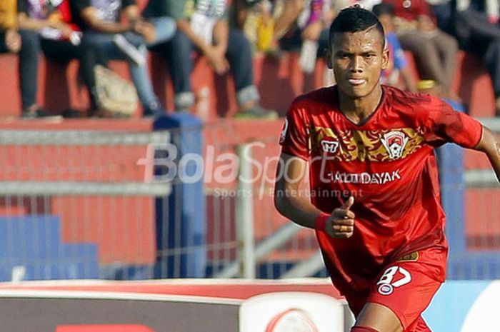 Pemain belakang Kalteng Putra, Ihkfanul Alam, saat tampil melawan Persik Kediri dalam laga lanjutan Liga 2 di Stadion Brawijaya Kediri, Jawa Timur, Selasa (29/08/2017) sore.