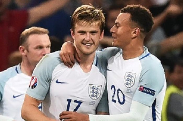 Eric Dier merayakan gol Inggris ke gawang Rusia bersama Dele Alli pada laga Grup B Piala Eropa 2016 di Marseille, Sabtu (11/6/2016). 