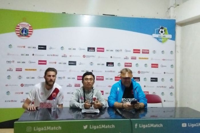 Pelatih PSM Makassar, Robert Rene Alberts, bersama Steven Paulle saat sesi jumpa pers seusai laga kontra Persija Jakarta di Stadion Sultan Agung (SSA), Bantul, Jumat (6/7/2018).