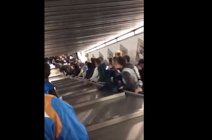 Insiden yang menimpa suporter CSKA Moskva saat berada di stasiun Metro Reubblica, Roma pada Selasa (23/10/2018)