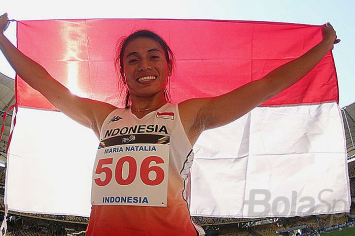 Pelompat jauh Maria Natalia Londa membentangkan bendera Indonesia setelah meraih medali perak pada SEA Games 2017.