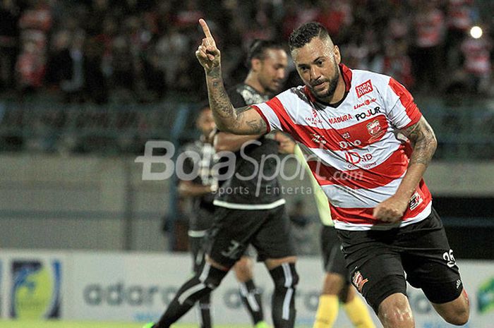 Striker Madura United, Marcel Sacramento, melakukan selebrasi seusai mencetak gol ke gawang Persija Jakarta dalam laga Suramadu Super Cup 2018 di Stadion Gelora Bangkalan, Jawa Timur, Senin (08/01/2018) malam.