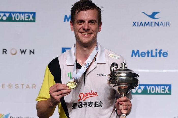 Pebulu tangkis tunggal putra Denmark, Hans-Kristian Vittinghus, berfoto dengan medali emas dan trofi setelah menjuarai Australia Terbuka 2016. Pada babak final yang digelar di Sydney Olympic Park, Sydney, Minggu (12/6/2016), Vittinghus mengalahkan pemain muda Korea Selatan, Jeon Hyeok-jin, 21-16, 19-21, 21-11.