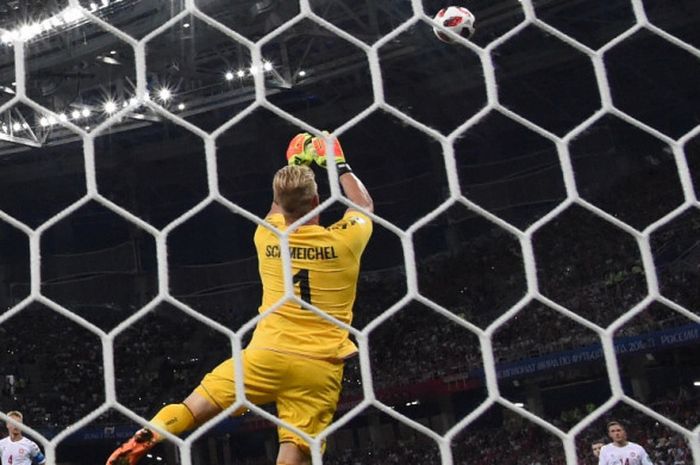 Kiper Denmark, Kasper Schmeichel, melakukan penyelamatan dalam laga babak 16 besar Piala Dunia 2018 kontra Kroasia di Nizhny Novgorod Stadium, Nizhny Novgorod, Rusia pada 1 Juli 2018.