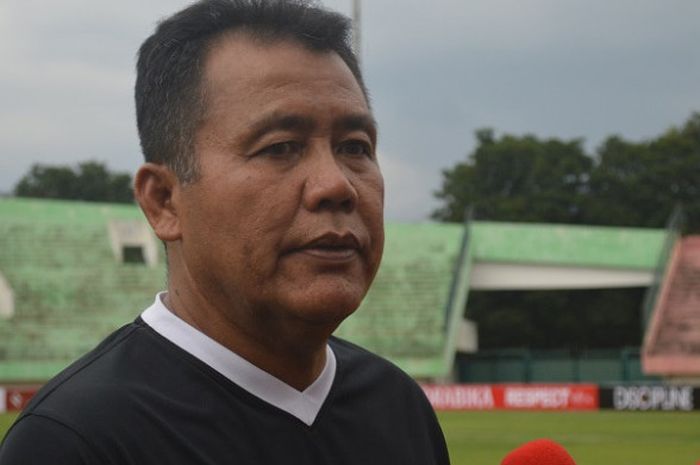 Pelatih Semen Padang FC, Syafrianto Rusli usai uji lapangan di Stadion Manahan Solo, Minggu (22/4/2018).