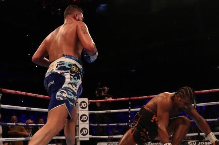 David Haye tersungkur saat pertandingan tinju melawan Tony Bellew di O2 Arena, London, Inggris (5/3/2017).