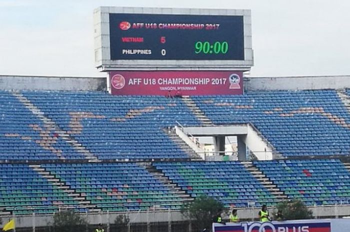 Papan skor yang menunjukkan kemenangan 5-0 untuk timnas U-19 Vietnam atas timnas U-19 Filipina pada lanjutan fase penyisihan Grup B Piala AFF 2017 di Stadion Thuwunna, Yangon, Myanmar, Sabtu (9/9/2017). 