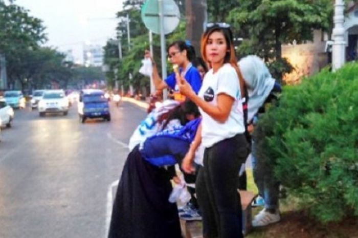 Panser Girl sedang melakukan pembagian takjil gratis di sekitaran Jalan Pahlawan Semarang, Minggu (10/6/2018)