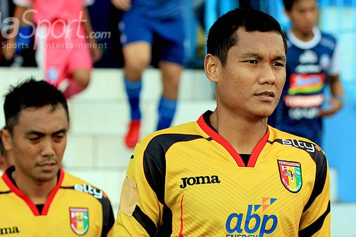 Bek Mitra Kukar, Rendy Siregar, memasuki lapangan menjelang laga melawan Arema FC pada laga pekan pertama Liga 1 di Stadion Kanjuruhan Kabupaten Malang, Jawa Timur, Sabtu (24/03/2018) sore.