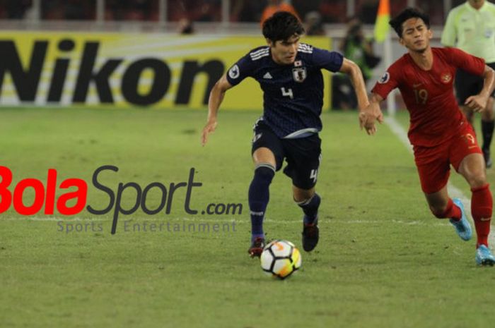 Penyerang timnas U-19 Indonesia, Hanis Saghara Putra (kanan) adu lari dengan bek timnas U-19 Jepang,